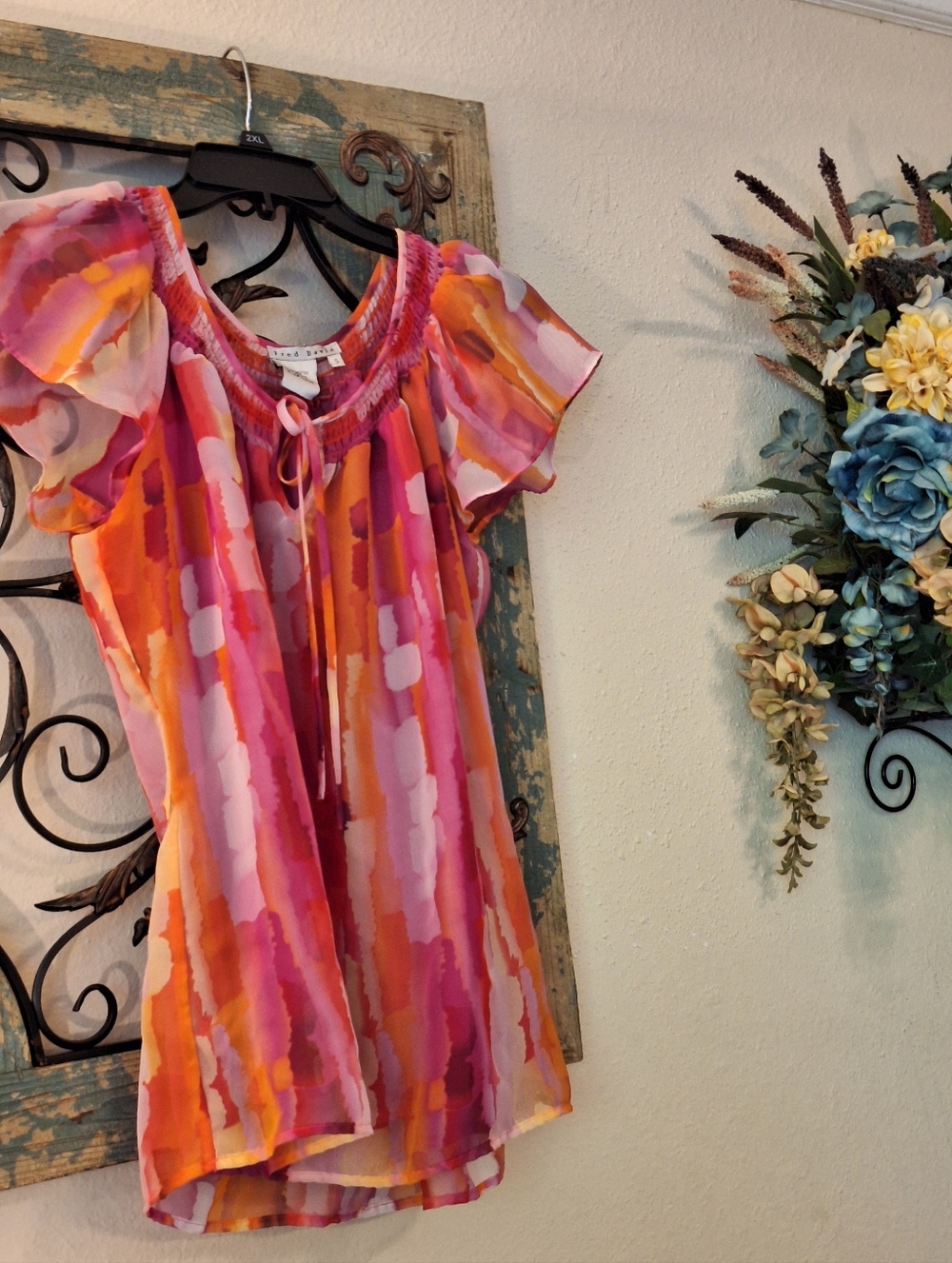 🔥🔥CLEARANCE Fred David Pink Orange Watercolor Tie-Neck Flutter Blouse. Size S - Picture 4 of 6